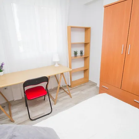C70 - Classy 4 Bedrooms Малага