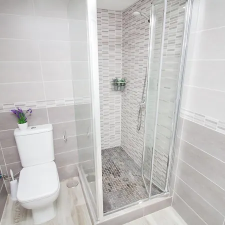 C70 - Classy 4 Bedrooms Apartmán *